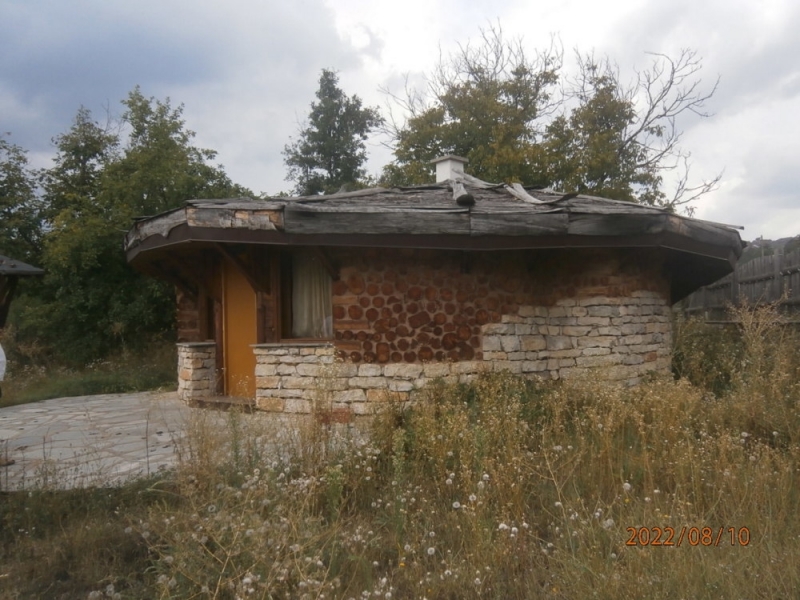 Частен съдебен изпълнител продава на търг имот с 6 овални