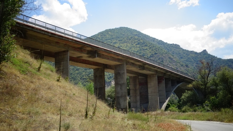 Мост на подбалканския път София - Бургас се руши и