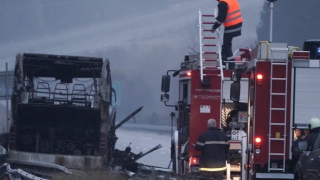 Несъобразена скорост и заблуда на водача вероятно са причинили автобусната