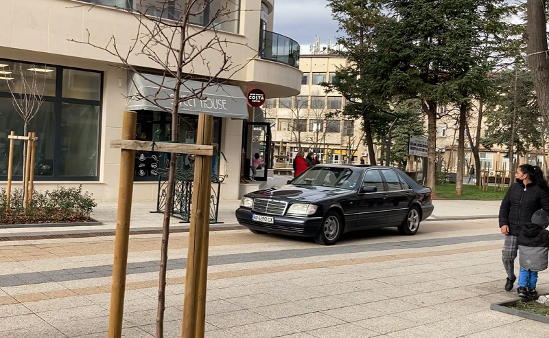 Лек автомобил Мерцедес e навлязъл сред хората в пешеходната зона