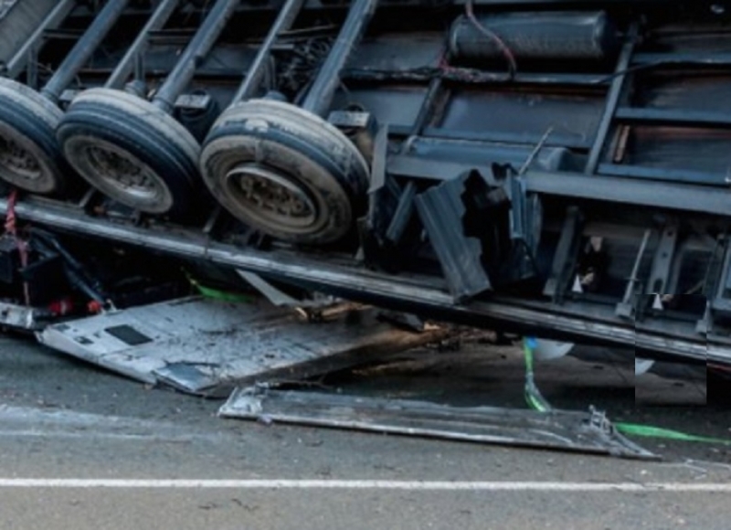 ТИР с прикачено ремарке се е преобърнал на пътното платно