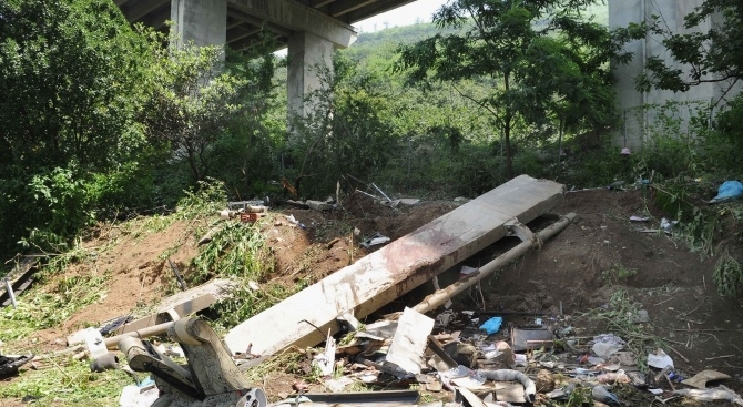 Над 20 души пострадаха при катастрофа между рейс и камион