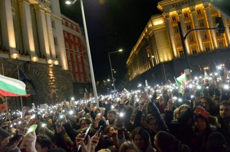 Десетки хиляди души протестират вчера в София и в други