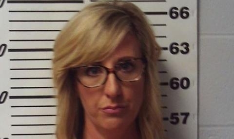 Бивша помощник директорка бе обвинена в извършване на секс със свой