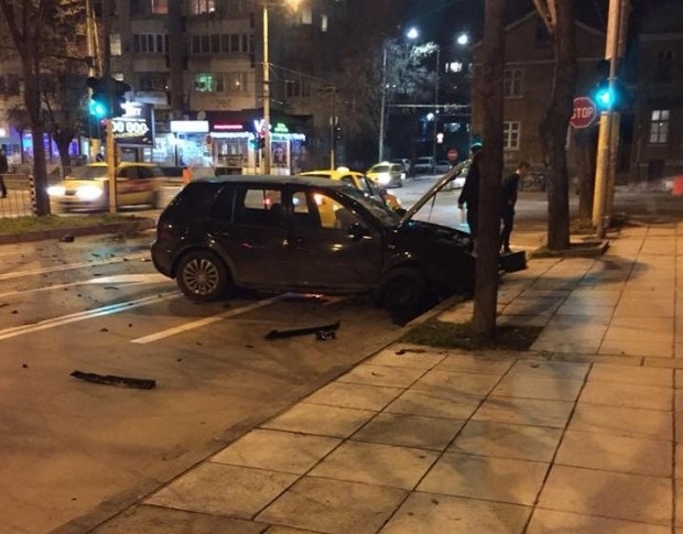 16 годишен пиян тийнейджър без книжка е катастрофирал с врачански Голф