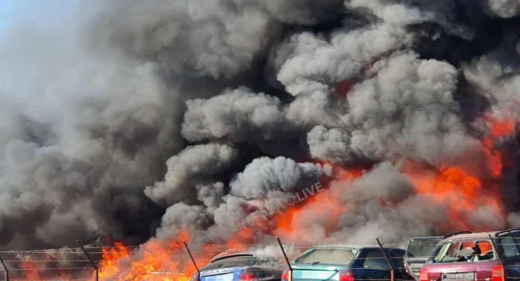 Пожарът който вчера избухна на автоморга в Хасково и обгази