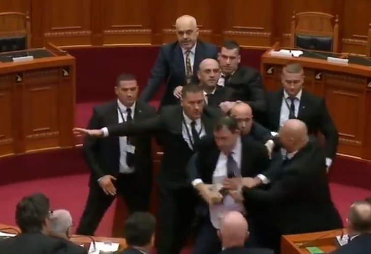 Седмичното заседание на албанския парламент бе прекъснато за кратко след