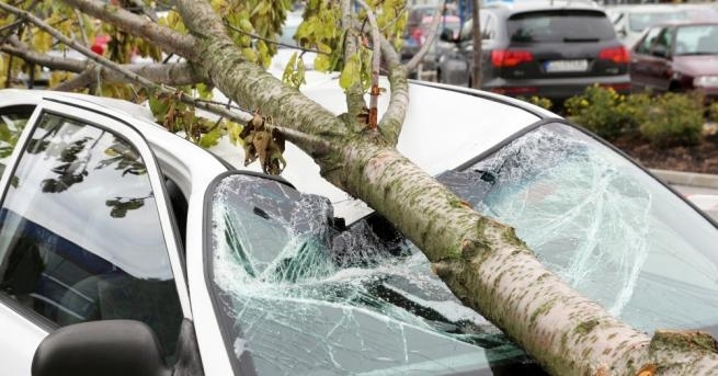 Силни ветрове бушуват в части на Англия където заради бурята