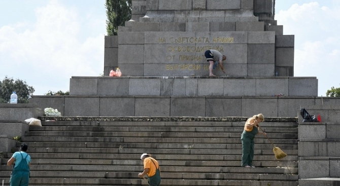 На 9 септември паметникът на Съветската армия в София осъмна