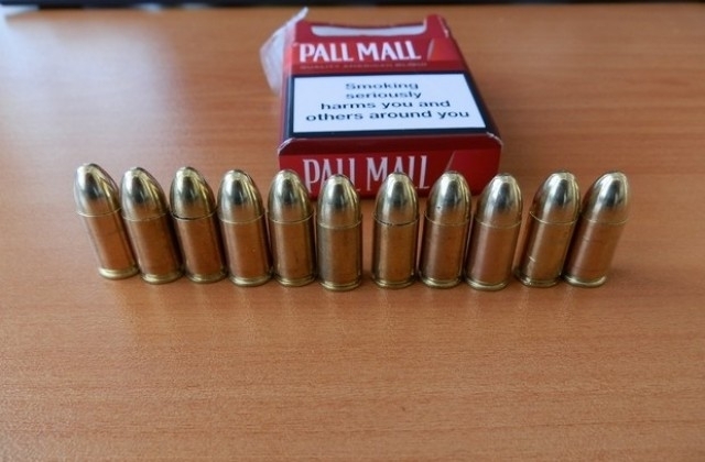 Вчера полицаи иззели контрабанден тютюн и нелегални боеприпаси от къща