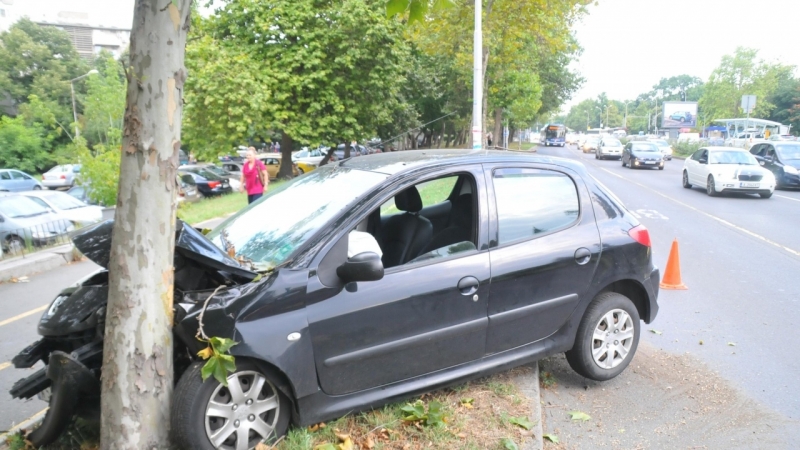 Шофьор с над 4 промила алкохол се заби в дърво край Русе