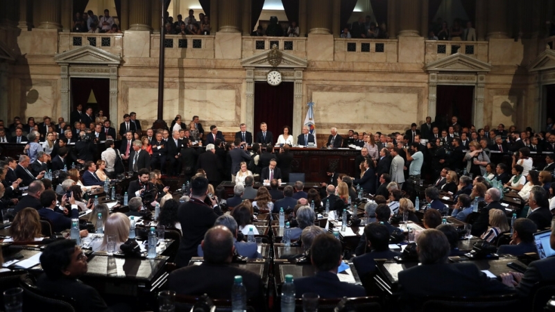 Аржентинските депутати решиха да замразят своите заплати и надбавки за