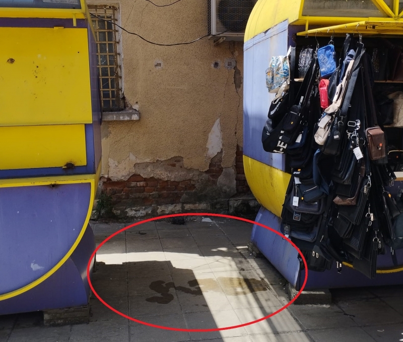 Мъж се е изпикал посред бял ден на оживено място