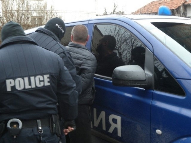 Полицаи са хванали млад дилър във Враца научи агенция BulNews Той
