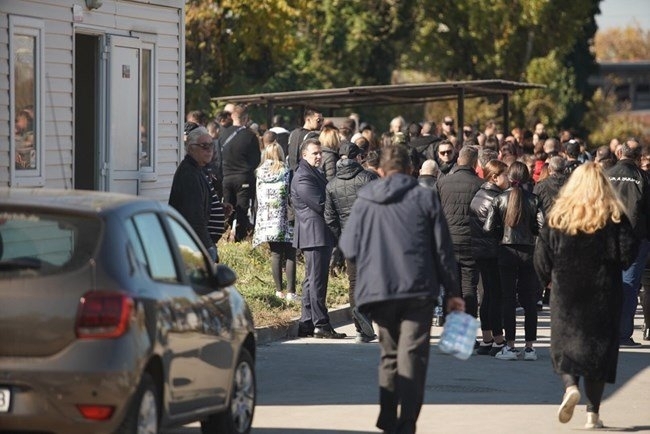 Десетки фолк изпълнители дойдоха на Централните софийски гробища да си