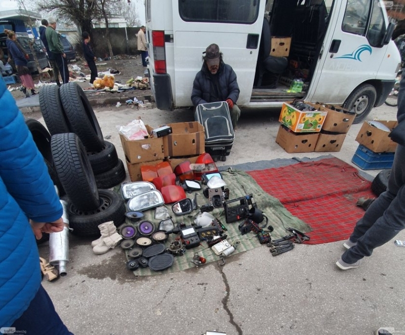 Полиция и инспектори подхванаха Руски пазар в Пловдив С разпореждане