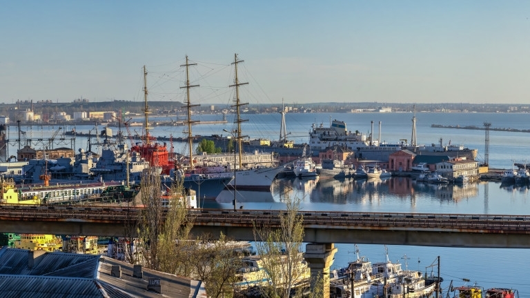 Руски ударни дронове атакуваха тази нощ украинското пристанище Одеса на