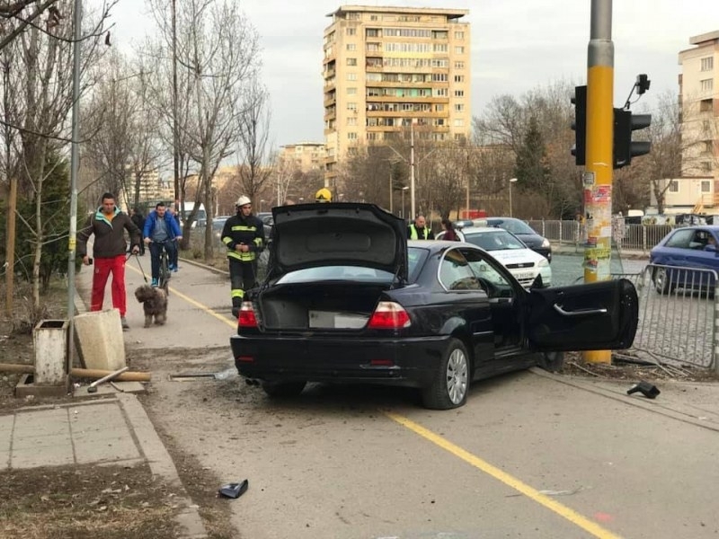 Пиян младеж се заби с БМВ то си в стълб и
