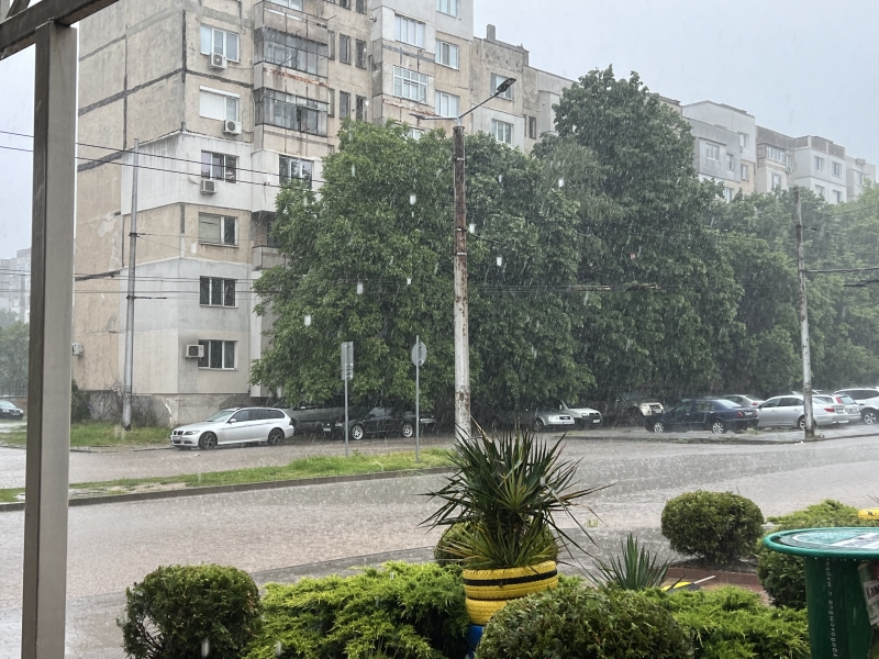 Силен дъжд се изля над Враца, видя репортер на агенция BulNews.
Близо 30