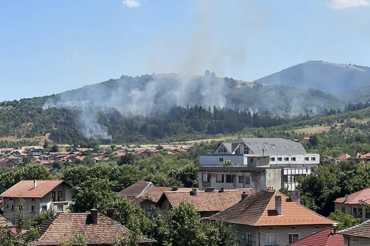 Гореща нощ! Огромен пожар бушува над Вършец