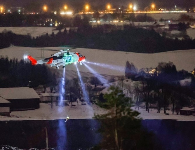 Норвежки спасители използват дронове и кучета за претърсят района на