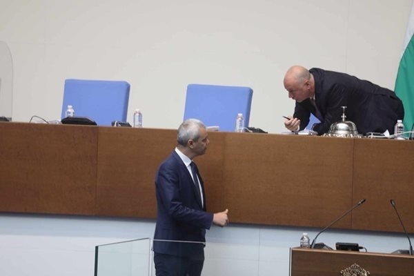 Размяна на обиди измести дебата за по-лесното провеждане на референдум