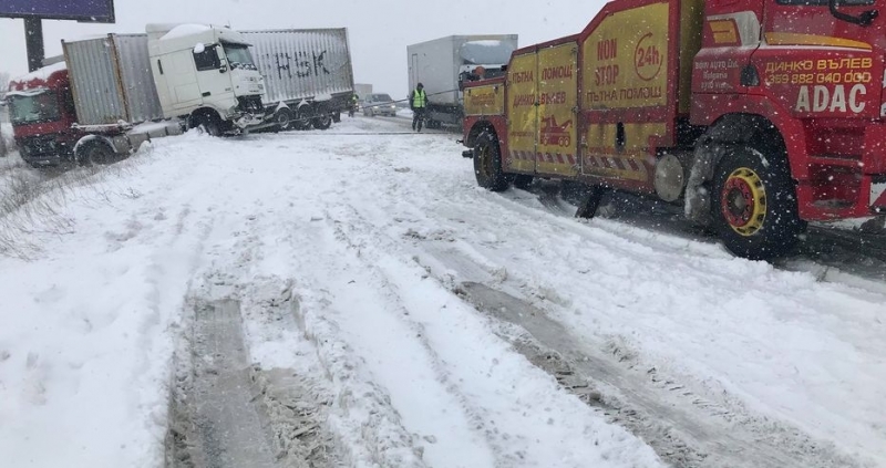 В момента се провежда операция със специализирана техника за изваждането