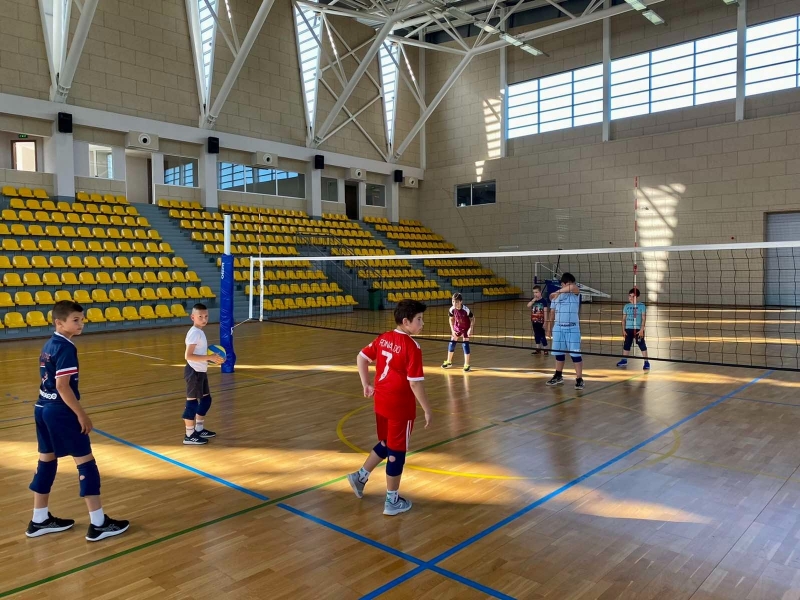 Нова генерация малки волейболисти се обучават във Вършец Децата са втори