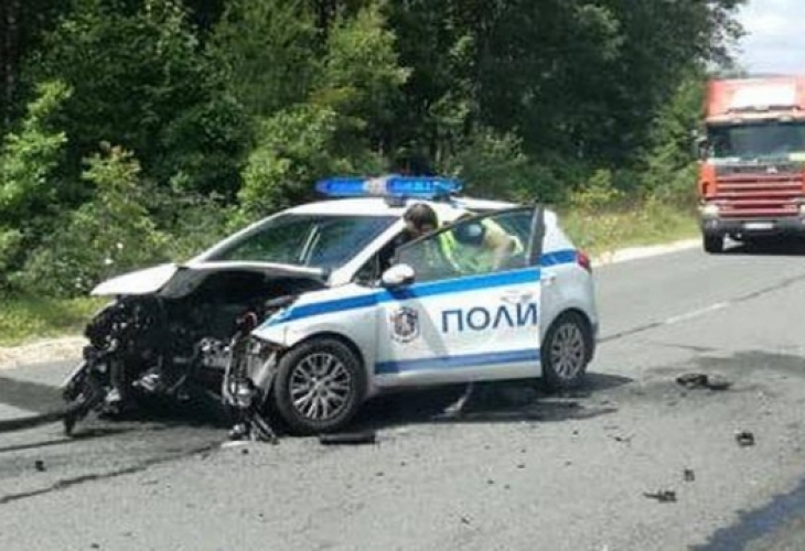 Една жена е починала а четирима други са ранени след