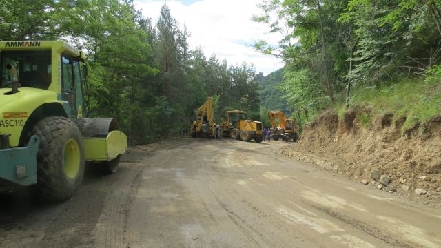 Започна ремонтът на първата отсечка на пътя от Струмяни до