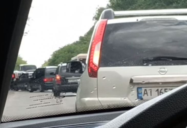 Три коли от кортежа на украинския президент Володимир Зеленски са се ударили