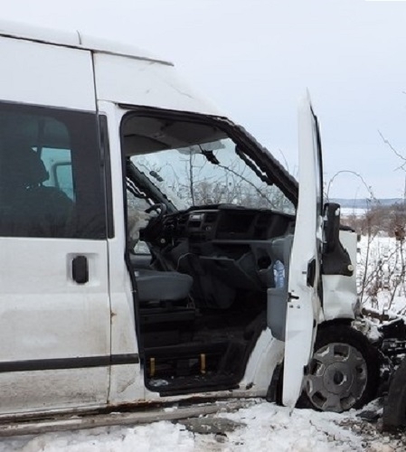 Мъж е пострадал при тежка катастрофа на служебен бус в