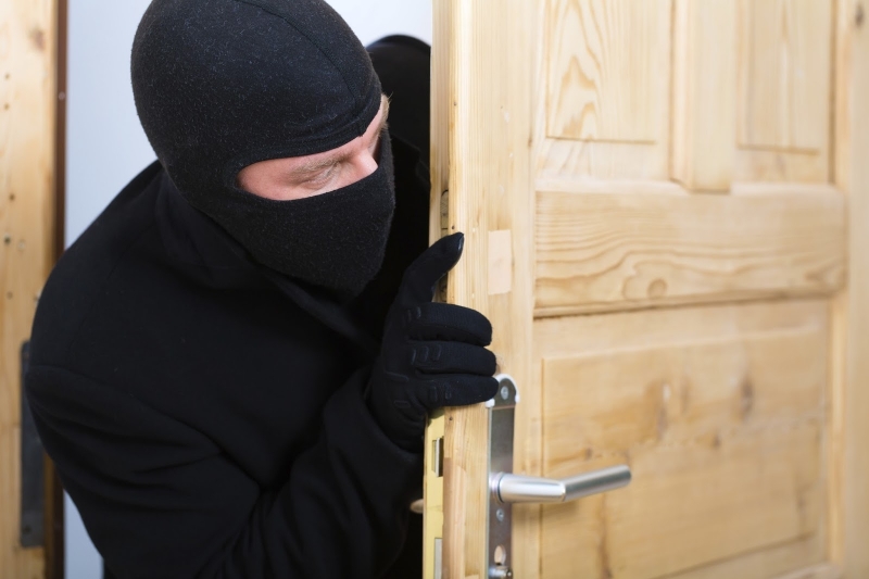 Неизвестен апаш е разбил и обрал апартамент във Врачанско съобщиха