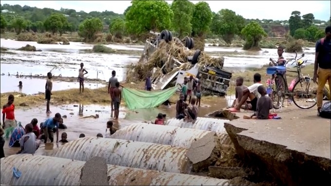 Броят на жертвите на бурята която връхлетя три южноафрикански държави