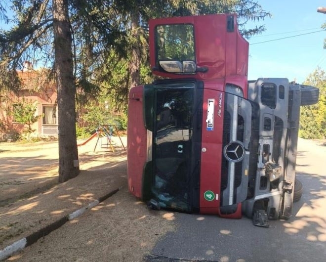 Камион с пшеница катастрофира във Врачанско съобщиха от полицията Около
