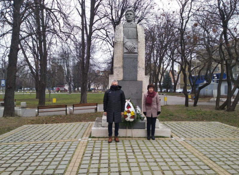 С поднасяне на цветя и венци пред паметника на Васил
