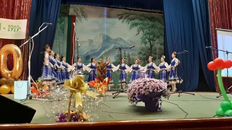 С пищна програма празничен коктейл фойерверки и много гости народно