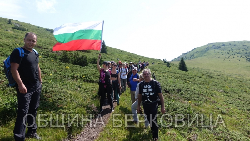 Около 200 любители на планината взеха участие в масовия поход