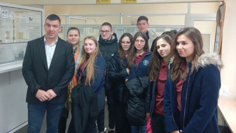 Ученици от Финансово стопанската гимназия в Монтана посетиха офиса на Националния