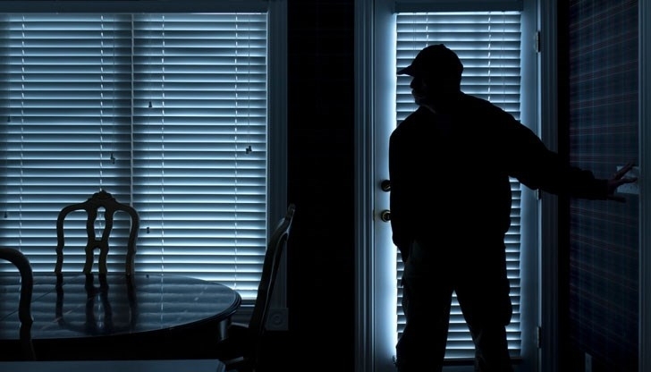 Крадец е проникнал в апартамент в Роман и е откраднал