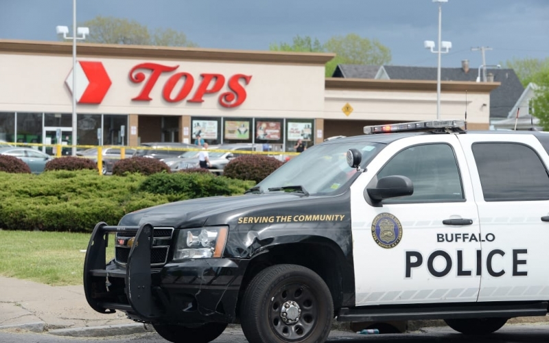 Най малко 10 човека бяха убити при стрелба в супермаркет в