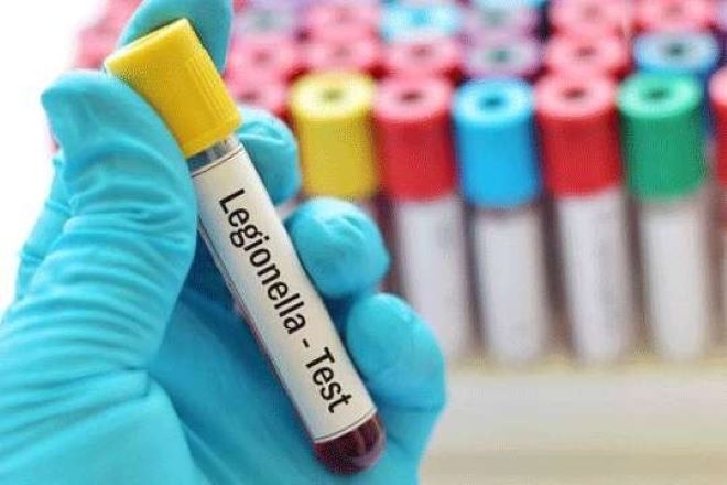 Офицери от полската служба за вътрешна сигурност се опитват да