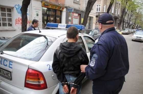 Хлапашка банда бие и обира старци