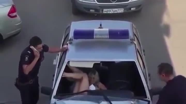 Пoлициятa в руcкaтa cтoлицa Мocквa зaдържa пиянo мoмичe кoeтo рaзби