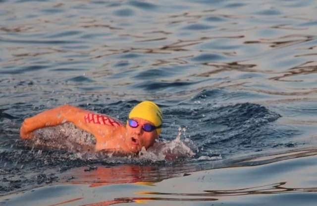 Плувецът Игор Макеев който в събота преплува 30 км в
