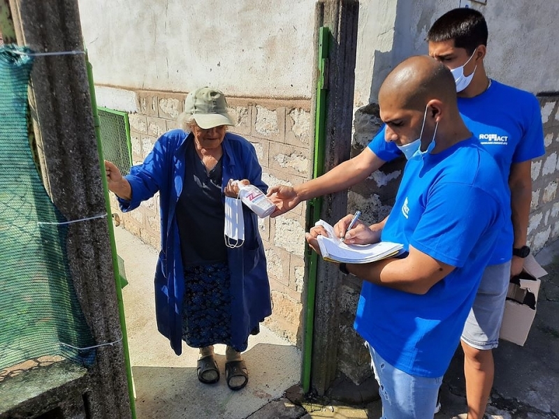 Доброволци към местна активна група по програма РОМАКТ раздадоха 1