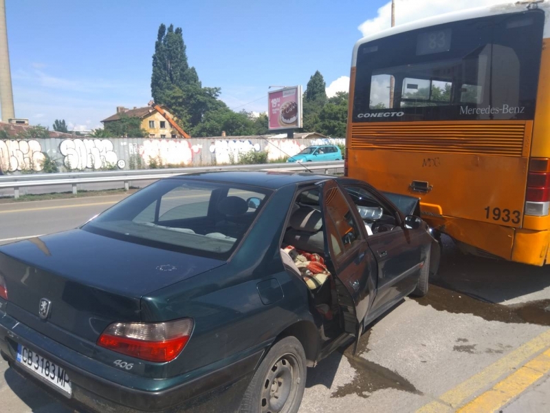 Катастрофа между лек автомобил и автобус в София на булевард