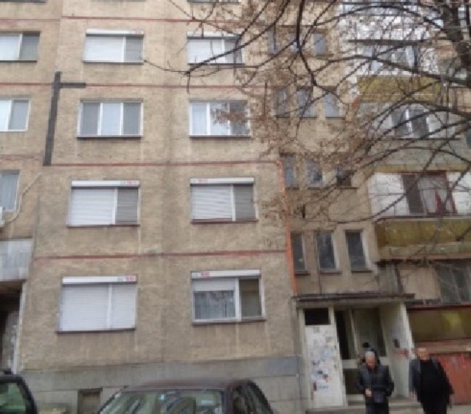 Частен съдебен изпълнител е обявил за публична продан тристаен апартамент