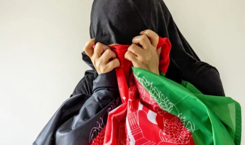 Талибаните в Афганистан забраняват гласа на жените и лицата им