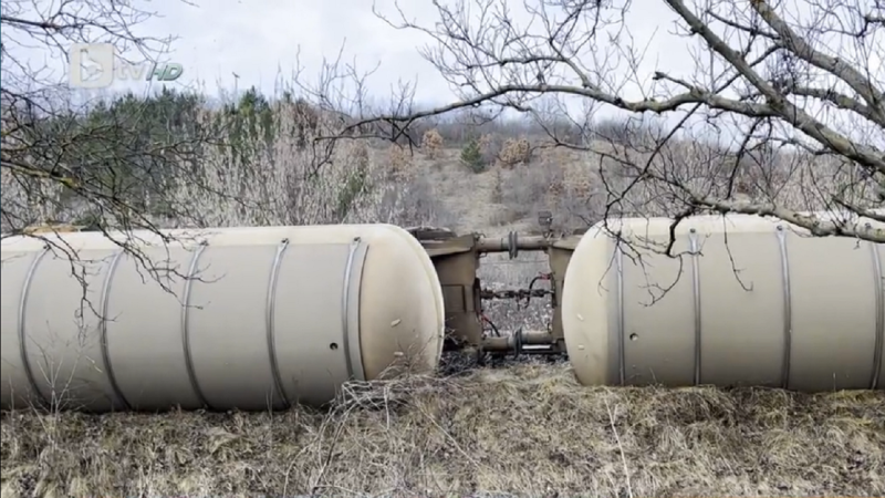 През нощта и целия ден днес екипите работят по обезопасяването